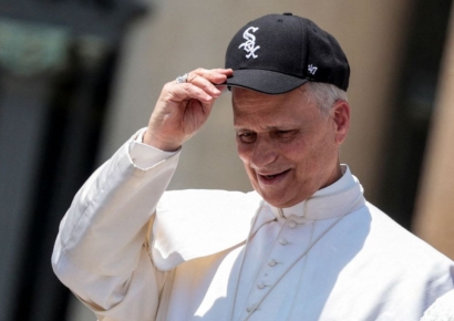 "야구모자 쓴 교황은 처음이야"…선명한 글자 'SOX' 의미는?