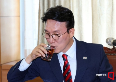 [포토] 물 마시는 김민석 총리 후보자