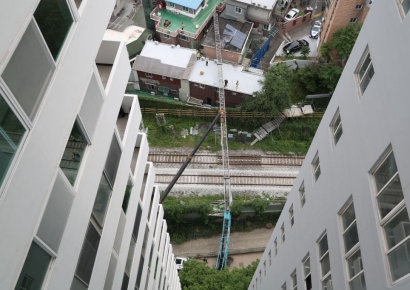 '음주운전 정황' 사다리차 넘어지며 멈춘 경의선, 5시간 만에 운행 재개