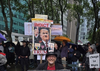 [르포]"왕은 없다, 독재에 제동 걸어야"…트럼프 생일 뉴욕 뒤덮은 '反트럼프' 함성