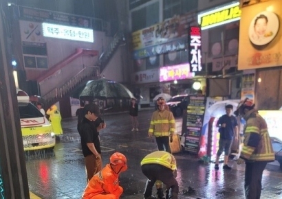 145㎜ 폭우 속 맨홀에 빠진 30대 여성…부산 상인들이 구했다