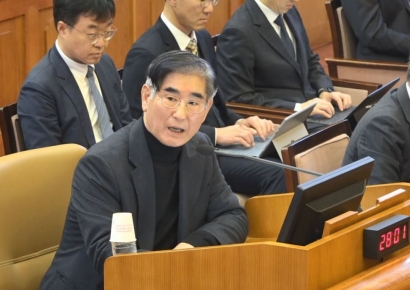 [속보] '구속 연장·석방 기로' 김용현 측 "중앙지법 형사34부 전원 기피신청"