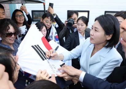 캐나다 동포 만난 김혜경 여사 "조국 걱정 때문에 많이 힘드셨을 것"(종합)