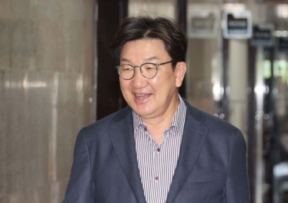 [포토] 중진 간담회 참석하는 권성동