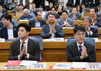 [포토] 군 공항 이전 사업 관련 세미나 참석한 김용태