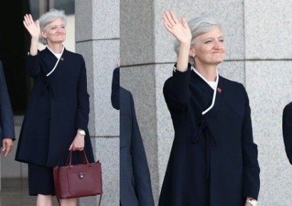 한복 입고 李대통령에 손 흔들던 은발 여성, 낯익다 했더니