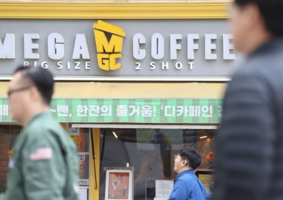 [단독]"일단 100만원씩 내놔"…'최다 가맹점' 메가커피 점주 323명 차액가맹금 소송