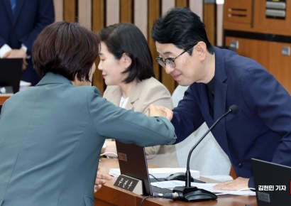 [포토] 한정애 의원과 인사하는 주진우 의원