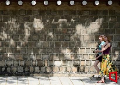 [포토] 돌담길, 이국적인 발걸음