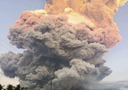 "비행기 안 떠서 발리 여행 취소했어요"…11㎞ 화산재 분출한 인니 화산