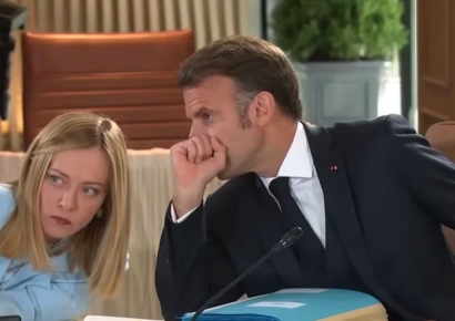 마크롱 뭐라고 했길래…귓속말 듣다가 눈 커진 멜로니, 해석 분분