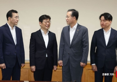 [포토] 대화하는 이형일 기재부장관 대행