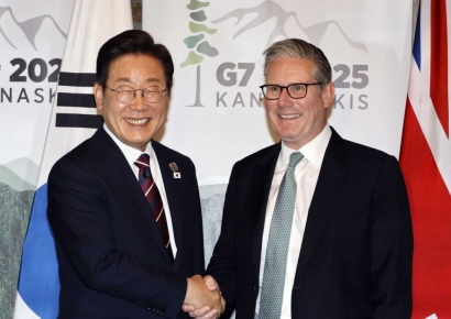 英 스티머 총리, 악수 청하고 '아차차'…통역사를 李 대통령으로 착각