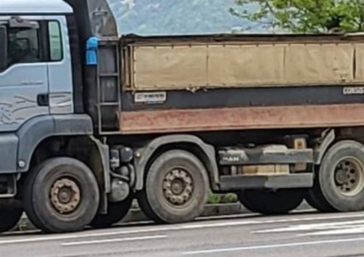 덤프트럭 바퀴가 버스정류장 덮쳐…여고생 46일째 의식불명