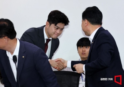 [포토] 당 혁신방안 토론회 참석하는 김용태 비대위원장