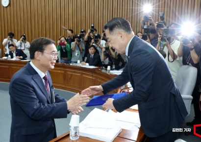 [포토] 선서문 제출하는 이종석 국정원장 후보자