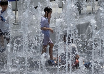 [포토] 분수대에서 즐기는 물놀이