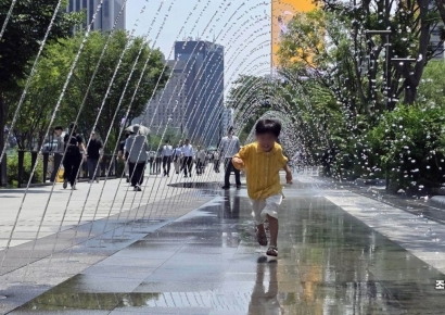 [날씨]수도권 약한 비…남부지방 체감온도 33도 무더위