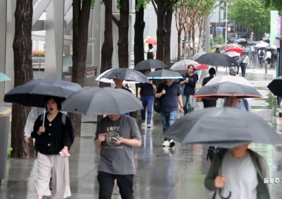 "그냥 연차 쓸 걸 그랬어요"…강풍과 함께 온 장맛비에 출근길 '혼란'