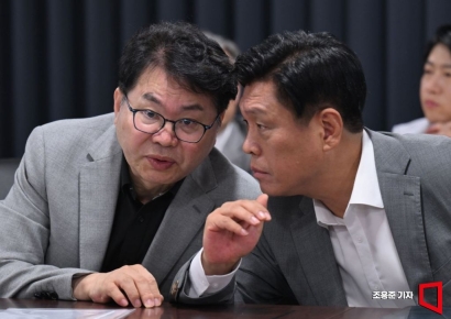 [포토] 대화하는 이한주 위원장과 조승래 대변인