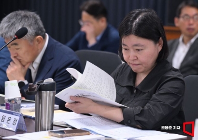 [포토] 자료살펴보는 임은정 국정기획위원회 전문위원