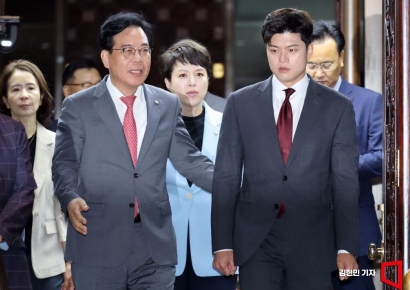 [포토] 긴급 의총 참석하는 김용태-송언석