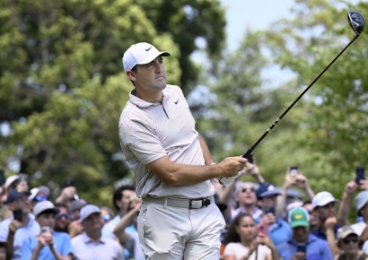 디펜딩 챔피언 셰플러, 선두 질주…올해만 4승째 기회