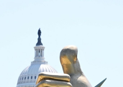 트럼프 알면 어쩌려고…워싱턴 한복판에 '독재자 트럼프' 조각상 등장