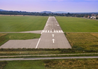 "활주로에 있던 거북이 피하려다"…美 경비행기 추락 2명 사망