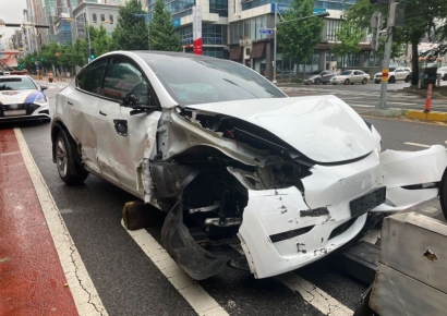 창원 우체국 인근서 충돌사고 낸 운전자 도주