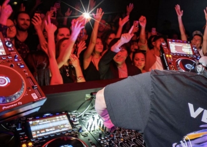 직장인도 아이와 온 아빠도 몸 흔드는 '클럽'의 정체는[日요일日문화]