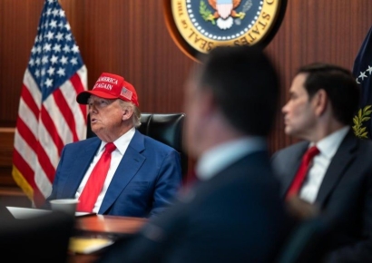 ‘MAGA’ 모자 쓴 트럼프, 이란 공습 당시 백악관은 이랬다