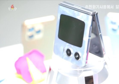 "북한에서 TV에 나왔다" 이례적으로 스마트폰 광고처럼 보여줘