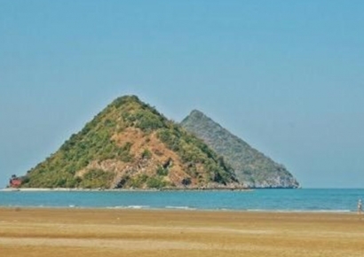 가슴 닮은 섬에 속옷 바치는 여성들…우르르 몰린 이유는 '이것' 때문