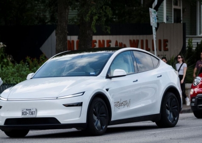 테슬라 자율주행 '로보택시' 첫 운행…머스크 "10년 결실"(종합)