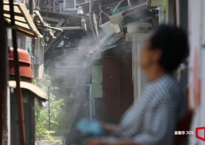 [포토] 쿨링포그로 더위 식히는 쪽방촌 주민들