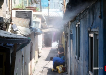 [포토] '서울 낮 최고기온 32도' 쿨링포그 가동되는 쪽방촌