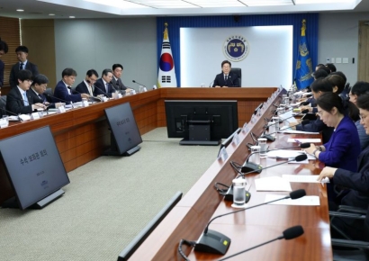 첫 수보회의 주재한 李대통령 "중동 상황 매우 위급…대통령실·전 부처 비상대응해야"