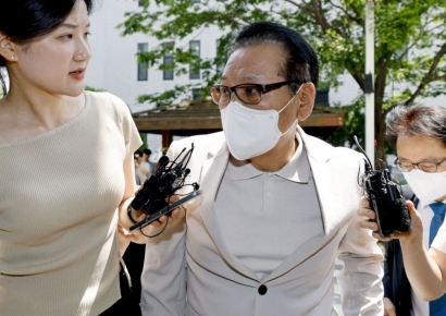 건진법사, 공천헌금 재판 출석…'김여사 청탁' 질문엔 묵묵부답