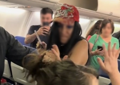 머리채 잡고는 "비만 옆자리 싫어"…술 취해 비행기서 욕설·난동 