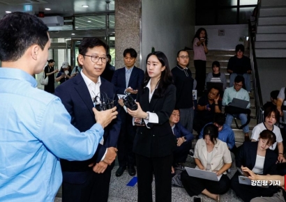 [포토] 취재진 질문에 답하는 배경훈 과기부 장관 후보자