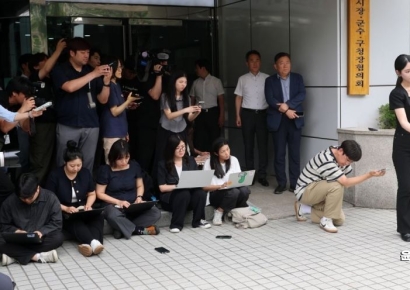 [포토] 취재진 앞에 선 한성숙 중소벤처기업부 장관 후보자