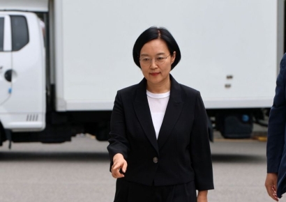 [포토] 출근하는 한성숙 중소벤처기업부 장관 후보자