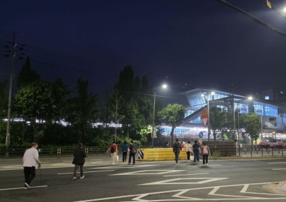 [新교통난민 보고서]①"늘 타던 버스가 사라졌어요"…새벽 4시28분 헐레벌떡 무단횡단해 환승