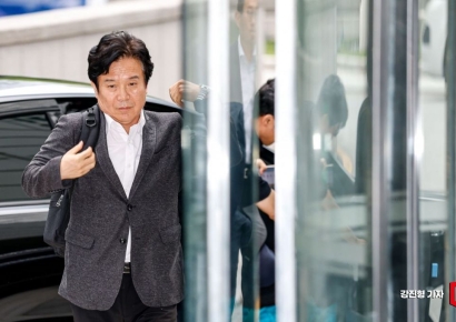 [포토] 인사청문 준비 사무실 들어서는 김영훈 노동부 장관 후보자