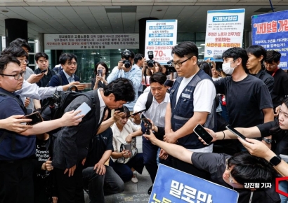 [포토] 집회 중인 민주노총 조합원에게 인사하는 김영훈 장관 후보자