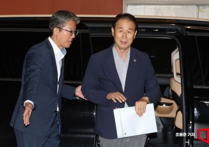 [포토] 청문회 준비 사무실로 첫 출근하는 권오을 후보자