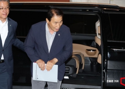 [포토] 인사하는 권오을 국가보훈부장관 후보자