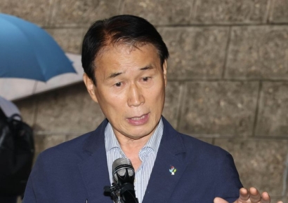 [포토] 취재진 질문에 답하는 권오을 장관 후보자