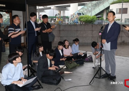 [포토] 취재진 질문에 답하는 권오을 장관 후보자